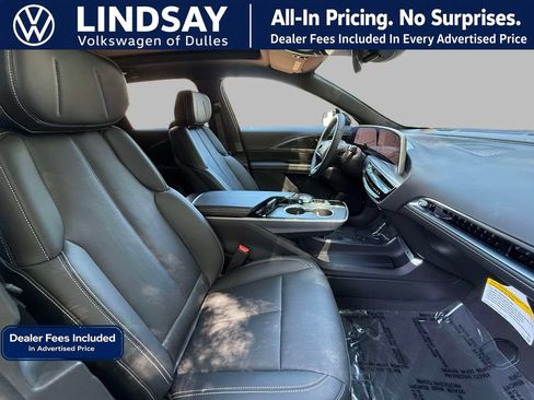 Used 2025 Cadillac Lyriq Luxury AWD/4WD image 15