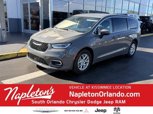 Used 2023 Chrysler Pacifica Touring-L image 1