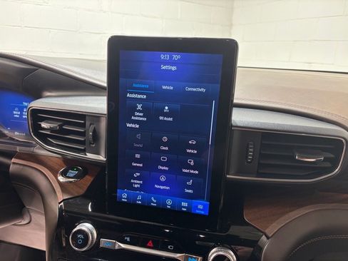 Used 2021 Ford Explorer King Ranch w/ Premium Technology Package image 16