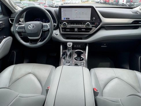 Used 2023 Toyota Highlander Limited AWD/4WD image 12