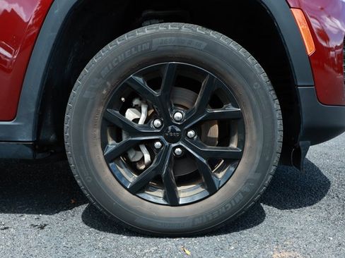 Used 2024 Jeep Grand Cherokee Altitude RWD image 5