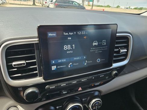 Used 2025 Hyundai Venue FWD image 21