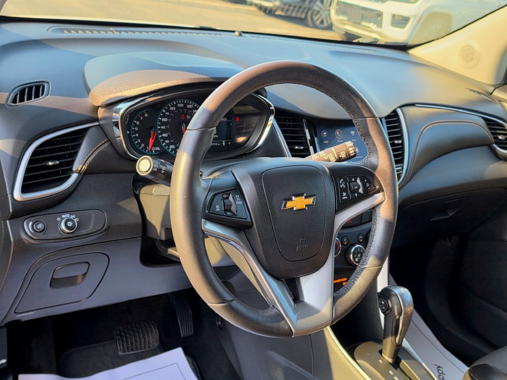 Used 2022 Chevrolet Trax LT w/ LT Convenience Package FWD image 11