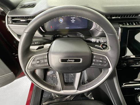 Used 2023 Jeep Grand Cherokee Altitude image 11