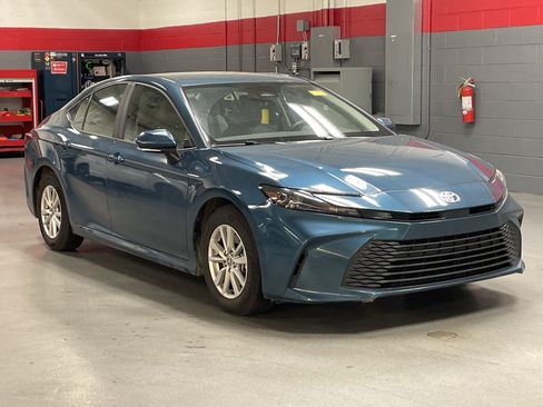 Used 2025 Toyota Camry LE w/ Convenience Package FWD image 2