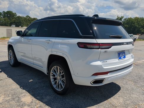 Used 2025 Jeep Grand Cherokee Summit w/ Luxury Tech Group V AWD/4WD image 5