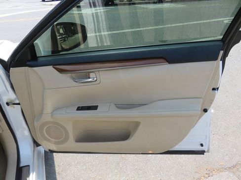 Used 2015 Lexus ES 300h w/ Premium Package w/Bamboo Trim FWD image 28