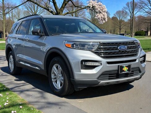 Used 2023 Ford Explorer XLT w/ Equipment Group 202A AWD/4WD image 2