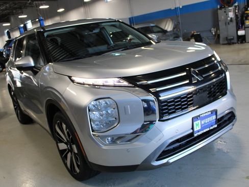 Used 2025 Mitsubishi Outlander SE AWD/4WD image 3