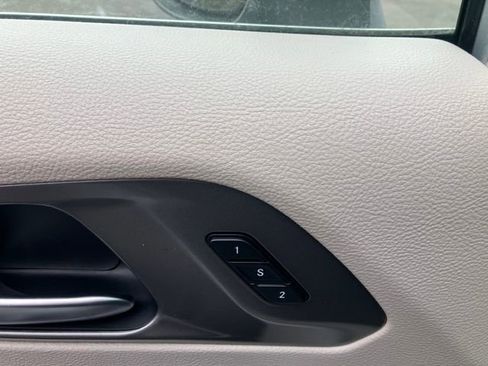 Used 2023 Chrysler Pacifica Touring-L image 11