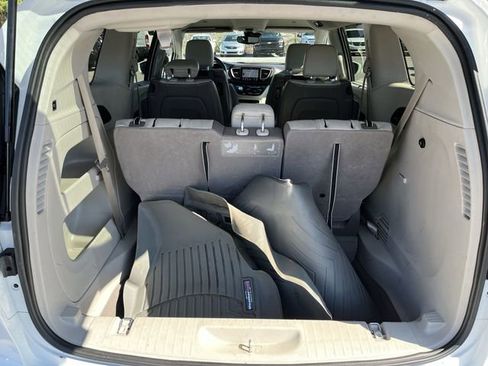 Used 2019 Chrysler Pacifica Touring-L Plus image 22