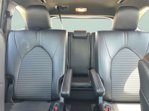 Used 2022 Toyota Highlander XSE FWD image 9