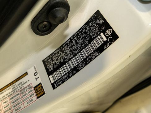 Used 2022 Toyota Prius L Eco image 18