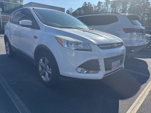 Used 2016 Ford Escape SE image 2