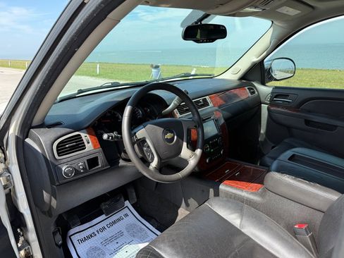 Used 2013 Chevrolet Suburban LTZ RWD image 9
