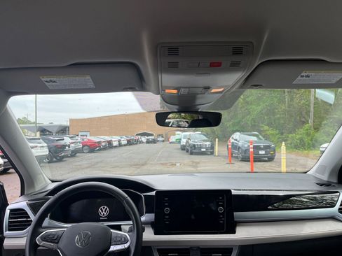 Used 2025 Volkswagen Taos SE image 34