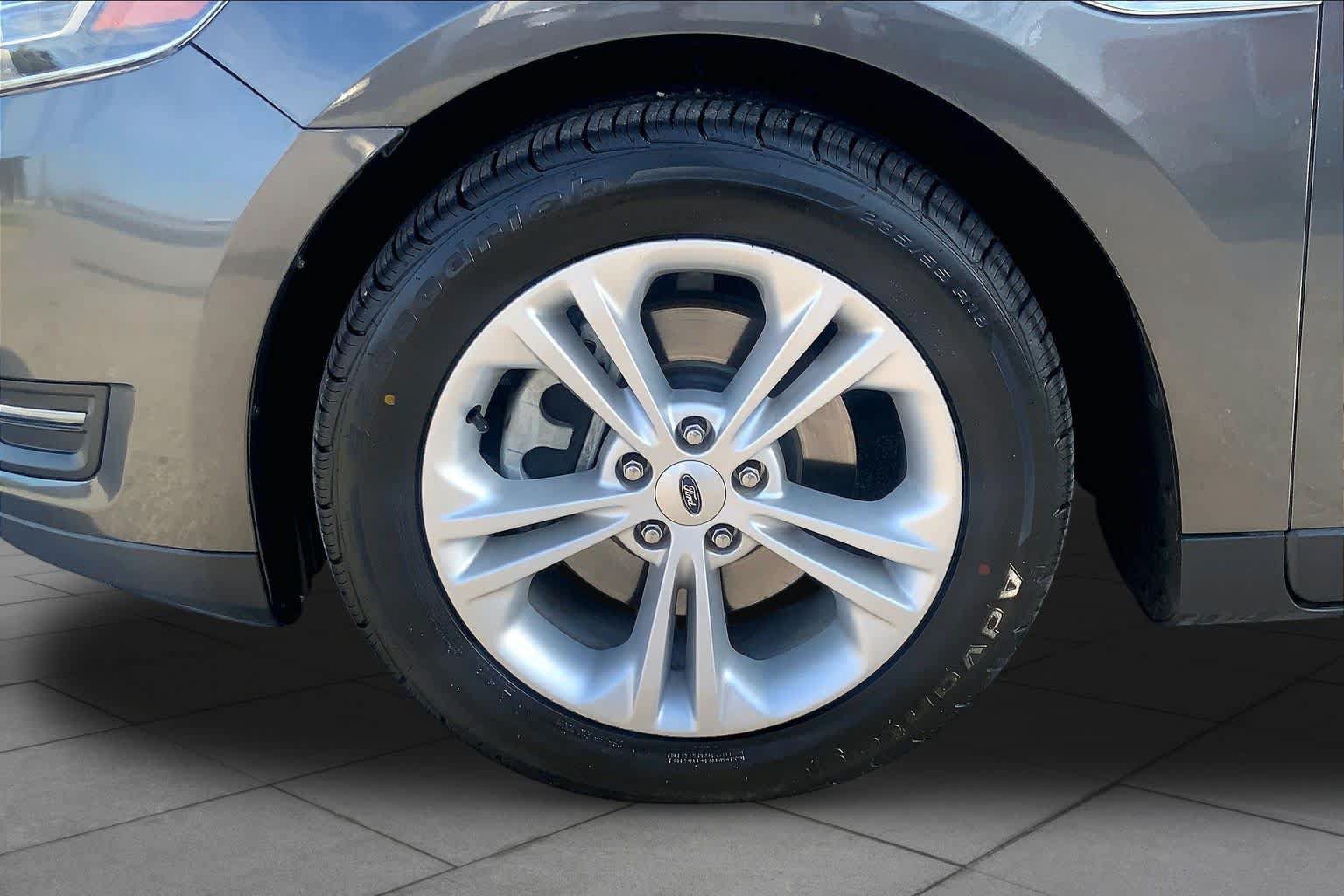 Used 2017 Ford Taurus SEL FWD image 10