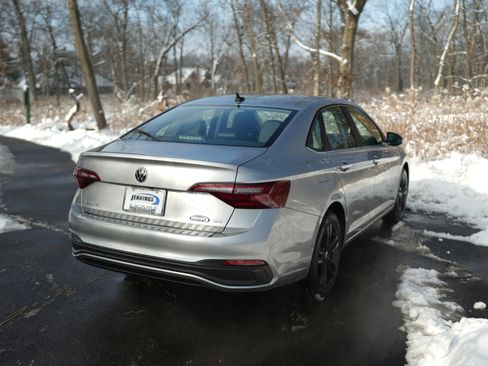 Used 2022 Volkswagen Jetta SE w/ Panoramic Sunroof Package image 8