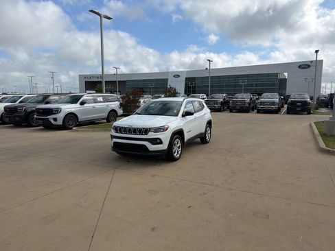 Used 2024 Jeep Compass Latitude image 24