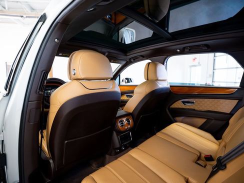 Used 2021 Bentley Bentayga AWD/4WD image 53