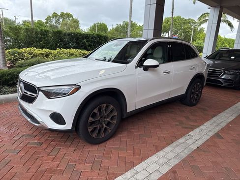 Used 2025 Mercedes-Benz GLC 350e 4MATIC image 2