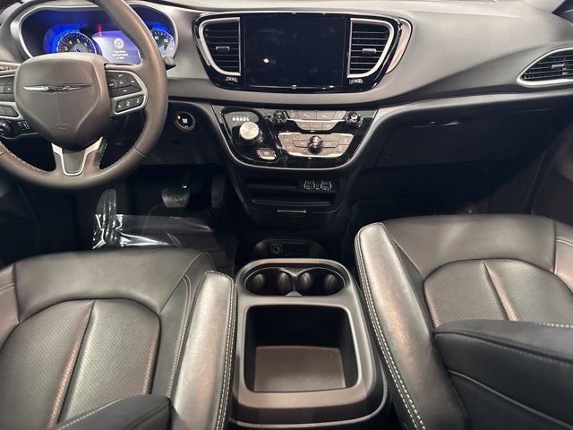 Used 2025 Chrysler Pacifica Select FWD image 2