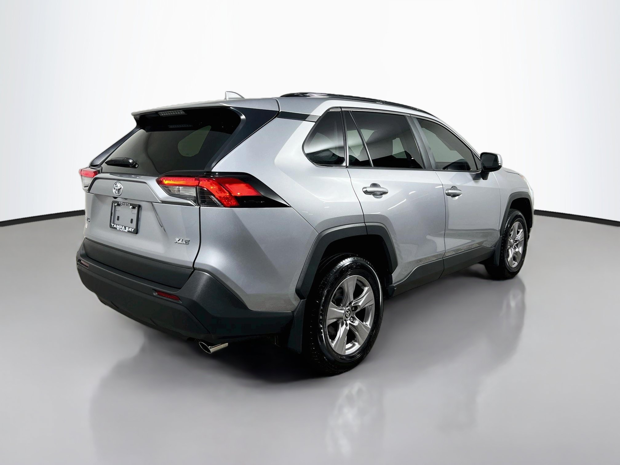 Used 2025 Toyota RAV4 XLE w/ Convenience Package FWD image 4