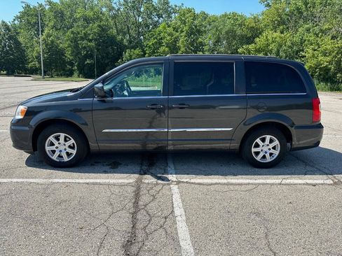 Used 2012 Chrysler Town & Country Touring w/ Entertainment Group #1 FWD image 7