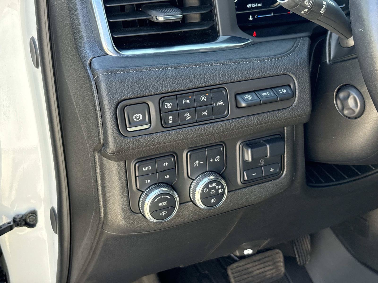 Used 2024 GMC Yukon XL Denali w/ Advanced Technology Package AWD/4WD image 18