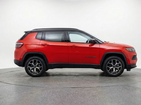 Used 2025 Jeep Compass Limited image 11