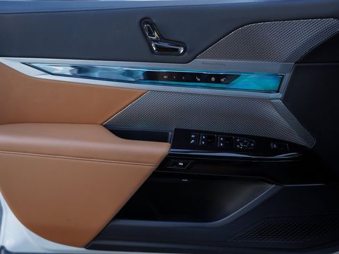 Used 2023 BMW 740i w/ Parking Assistance Package image 35