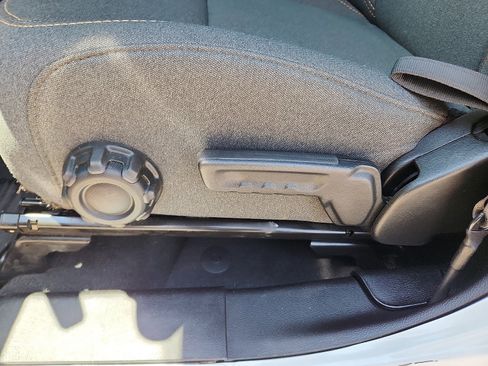 Used 2025 Jeep Gladiator Sport image 12