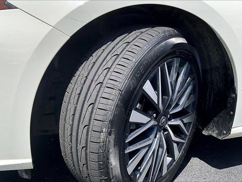 Used 2025 Nissan Altima 2.5 SV FWD image 36