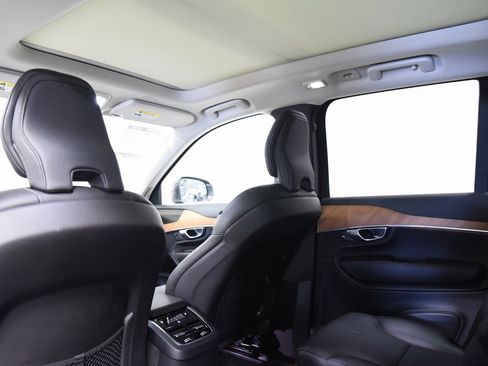 Used 2023 Volvo XC90 B6 Plus image 2