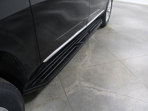 Used 2023 GMC Yukon XL SLT image 13