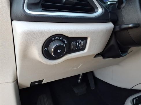 Certified 2023 Chrysler Pacifica Touring-L image 8