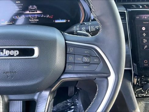 Used 2023 Jeep Grand Cherokee Limited w/ Black Appearance Package AWD/4WD image 19
