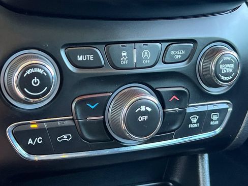 Used 2019 Jeep Cherokee Latitude w/ Popular Appearance Group FWD image 22