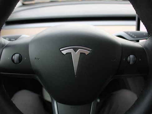Used 2022 Tesla Model Y Long Range image 12