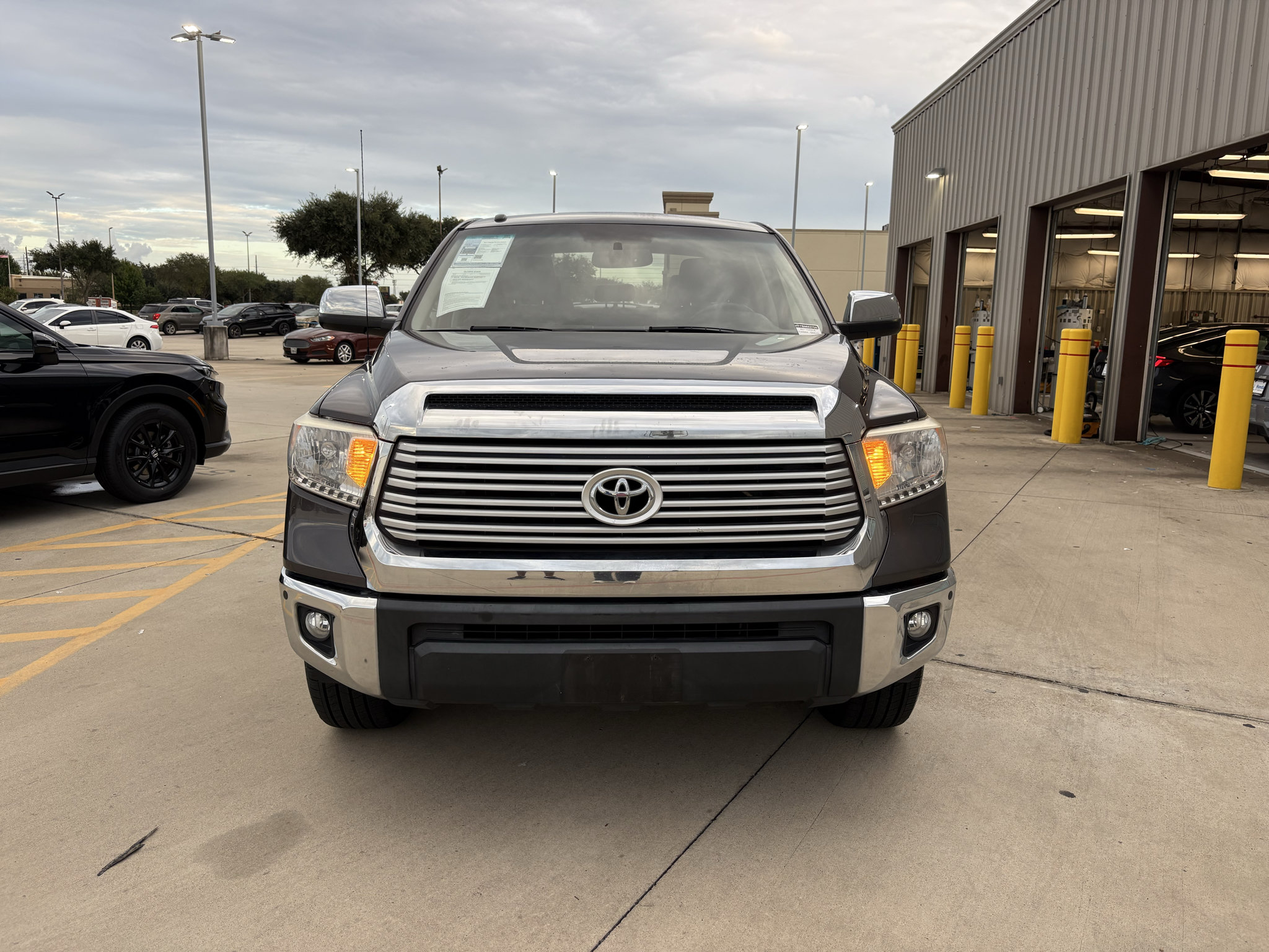 Used 2017 Toyota Tundra Limited w/ Limited Premium Package RWD image 3