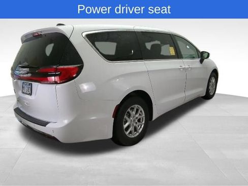 Used 2023 Chrysler Pacifica Touring-L FWD image 7