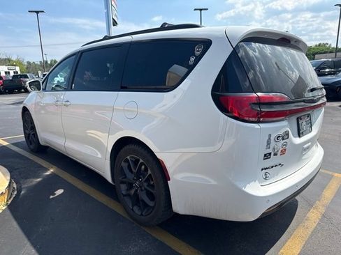 Used 2022 Chrysler Pacifica Touring-L w/ S Appearance Package AWD/4WD image 4