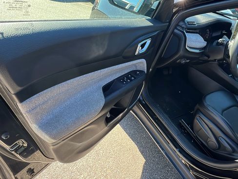 Used 2024 Jeep Compass Latitude image 14