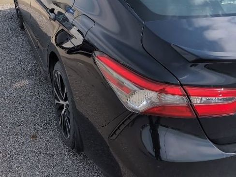 Used 2018 Toyota Camry SE image 3