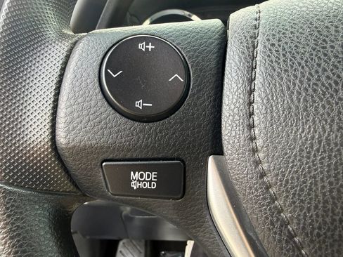 Used 2017 Toyota Corolla LE image 18