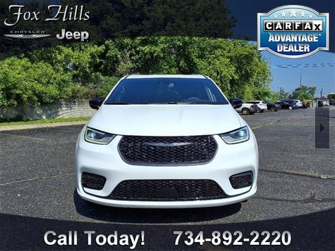 Used 2025 Chrysler Pacifica Limited image 2