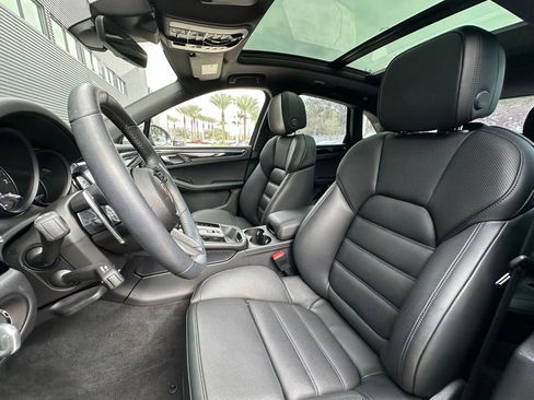 Certified 2025 Porsche Macan Turbo image 5