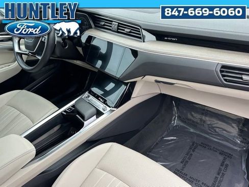 Used 2024 Audi Q8 e-tron Premium Plus w/ Premium Plus Package image 10