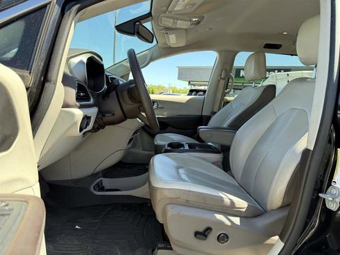 Used 2021 Chrysler Voyager Lxi FWD image 6