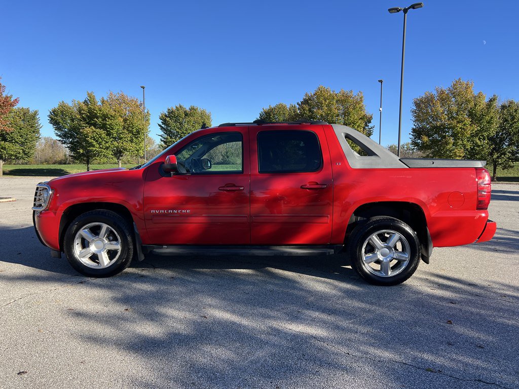 Used 2011 Chevrolet Avalanche LT AWD/4WD image 2
